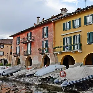  Apartment Portatorre Suite, A Charming In The Heart Of Como, Free Private Parking, Air Conditioning & More!